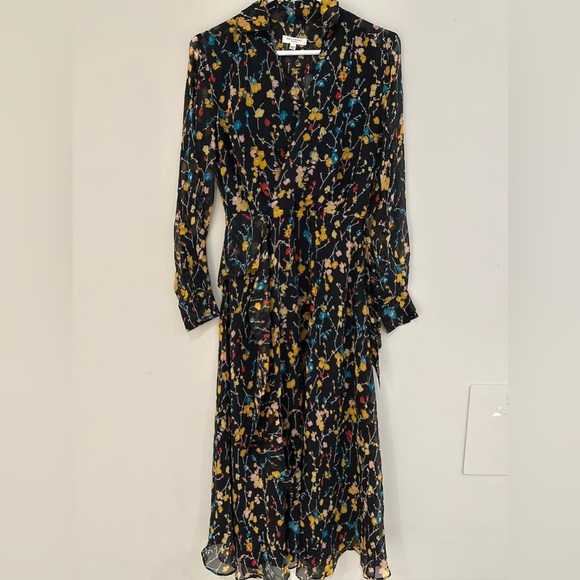 Great dress. Long sleeve. Light and easy dress. Worn once. - Picture 1 of 2